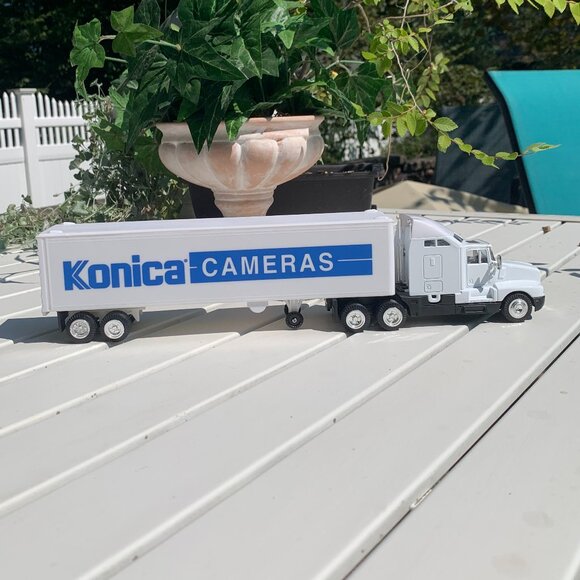 4pc Collectible Semi-Trucks - Picture 10 of 15